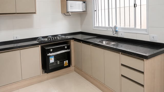 Cozinha com bancada escura publicada pela Santo Mármore